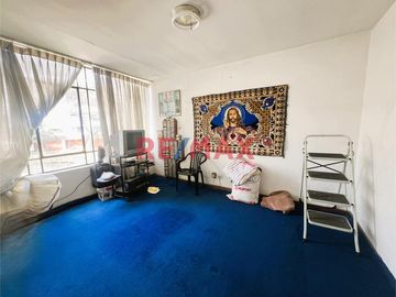Vendo casa en esquina, bien ubicada en la mejor zona de Surquillo. Fácil acceso a avenidas importantes como Av. Aramburú, Av. Paseo de la República (v
