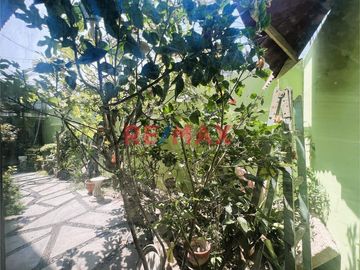 Vendo casa en esquina, bien ubicada en la mejor zona de Surquillo. Fácil acceso a avenidas importantes como Av. Aramburú, Av. Paseo de la República (v