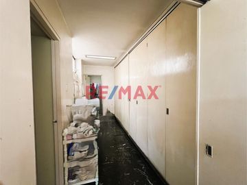 Vendo casa en esquina, bien ubicada en la mejor zona de Surquillo. Fácil acceso a avenidas importantes como Av. Aramburú, Av. Paseo de la República (v