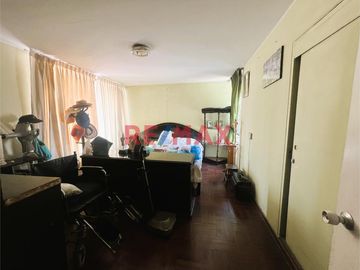 Vendo casa en esquina, bien ubicada en la mejor zona de Surquillo. Fácil acceso a avenidas importantes como Av. Aramburú, Av. Paseo de la República (v