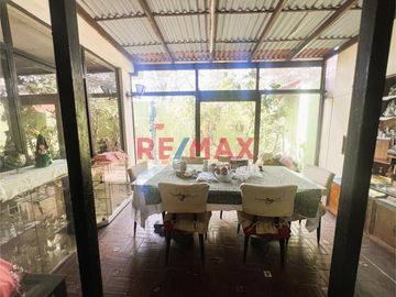 Vendo casa en esquina, bien ubicada en la mejor zona de Surquillo. Fácil acceso a avenidas importantes como Av. Aramburú, Av. Paseo de la República (v