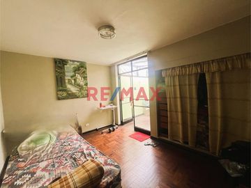 Vendo casa en esquina, bien ubicada en la mejor zona de Surquillo. Fácil acceso a avenidas importantes como Av. Aramburú, Av. Paseo de la República (v
