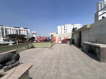Vendo casa en esquina, bien ubicada en la mejor zona de Surquillo. Fácil acceso a avenidas importantes como Av. Aramburú, Av. Paseo de la República (v