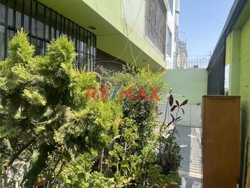 Vendo casa en esquina, bien ubicada en la mejor zona de Surquillo. Fácil acceso a avenidas importantes como Av. Aramburú, Av. Paseo de la República (v