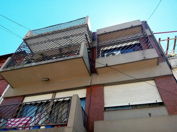 NUEVO PRECIO - PH en Venta en Caballito 3 ambientes al frente c balcón, cochera para 2 autos, 2° por escalera, 95 m2 + balcón - Ortega 900 (alt Rojas 