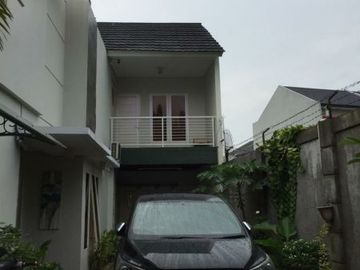 Rumah second cantik 2 lt strategis di Pondok Karya Tang Sel 4 M