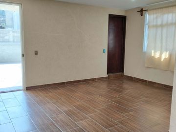 VENTA Casa con Departamento independiente, 2 o 3 recamaras, cisterna, portón.