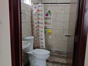VENTA Casa con Departamento independiente, 2 o 3 recamaras, cisterna, portón.