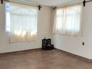 VENTA Casa con Departamento independiente, 2 o 3 recamaras, cisterna, portón.