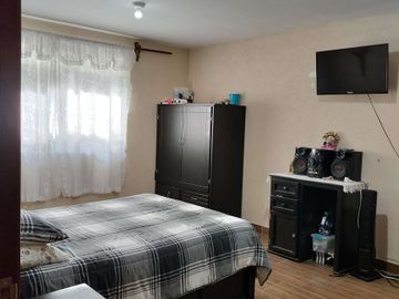VENTA Casa con Departamento independiente, 2 o 3 recamaras, cisterna, portón.