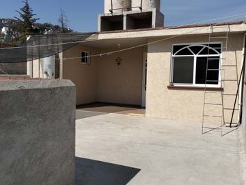 VENTA Casa con Departamento independiente, 2 o 3 recamaras, cisterna, portón.