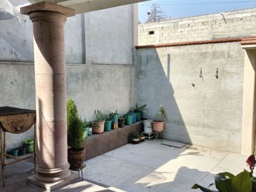 VENTA Casa con Departamento independiente, 2 o 3 recamaras, cisterna, portón.