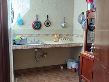 VENTA Casa con Departamento independiente, 2 o 3 recamaras, cisterna, portón.