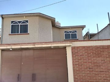 VENTA Casa con Departamento independiente, 2 o 3 recamaras, cisterna, portón.