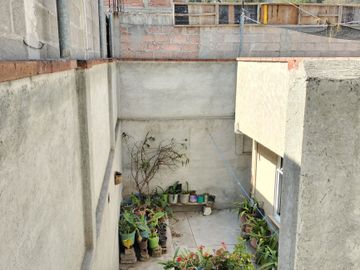 VENTA Casa con Departamento independiente, 2 o 3 recamaras, cisterna, portón.