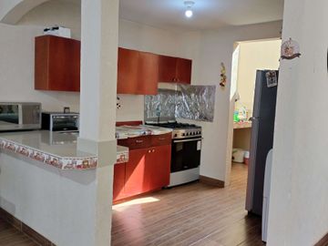 VENTA Casa con Departamento independiente, 2 o 3 recamaras, cisterna, portón.