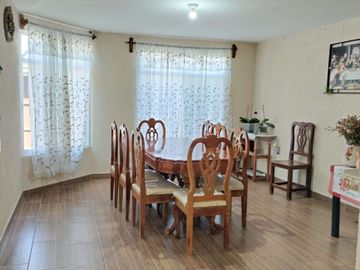 VENTA Casa con Departamento independiente, 2 o 3 recamaras, cisterna, portón.
