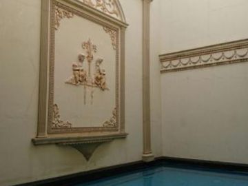 Rumah dijual di Jalan Utama Villa Artha Gading 450 m2 3 lantai Pool Kelapa Gading