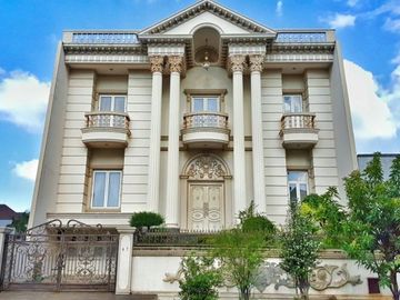 Rumah dijual di Jalan Utama Villa Artha Gading 450 m2 3 lantai Pool Kelapa Gading