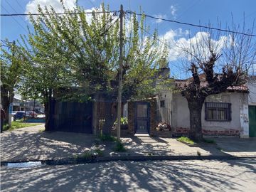AV. POLLEDO 198, esquina Albarracín, Isidro Casanova, La Matanza