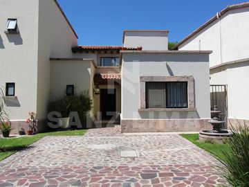 Casco Viejo: Amplia casa con 3 terrazas y gran jardín.