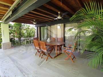 Casco Viejo: Amplia casa con 3 terrazas y gran jardín.