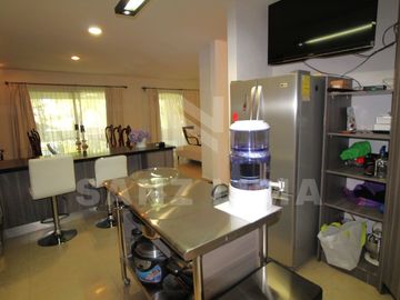 Casco Viejo: Amplia casa con 3 terrazas y gran jardín.