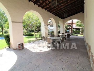 Casco Viejo: Amplia casa con 3 terrazas y gran jardín.
