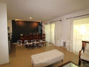 Casco Viejo: Amplia casa con 3 terrazas y gran jardín.