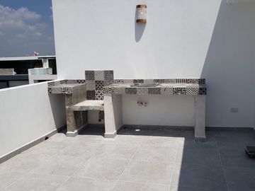 CASA EN VENTA CON RECÁMARA ABAJO EN PARQUE QUERÉTARO  LOMAS DE ANGELÓPOLIS