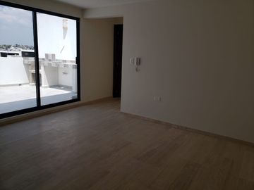 CASA EN VENTA CON RECÁMARA ABAJO EN PARQUE QUERÉTARO  LOMAS DE ANGELÓPOLIS