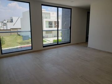 CASA EN VENTA CON RECÁMARA ABAJO EN PARQUE QUERÉTARO  LOMAS DE ANGELÓPOLIS