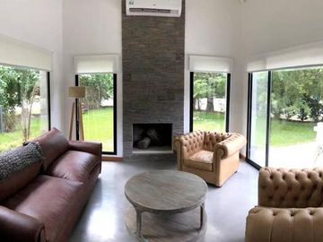 Casa en Ayres de Pilar