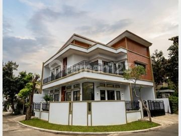 Rumah Posisi Hoek di Kencana Loka BSD, Tangerang Selatan