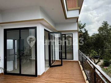 Rumah Posisi Hoek di Kencana Loka BSD, Tangerang Selatan