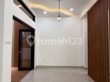 Rumah Posisi Hoek di Kencana Loka BSD, Tangerang Selatan