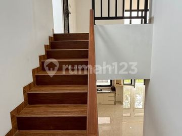 Rumah Posisi Hoek di Kencana Loka BSD, Tangerang Selatan