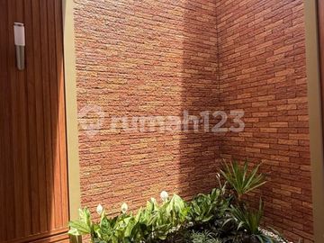 Rumah Posisi Hoek di Kencana Loka BSD, Tangerang Selatan