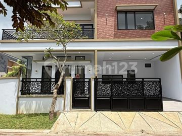 Rumah Posisi Hoek di Kencana Loka BSD, Tangerang Selatan