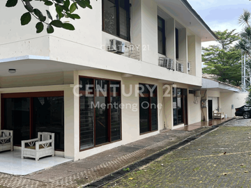Bangunan 2 Lantai Hook Untuk Rumah Tinggal Atau Kantor Di Kemang