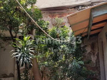 Rumah Tua Hitung Tanah Lokasi Strategis di Kebon Kacang - Jakarta Pusat