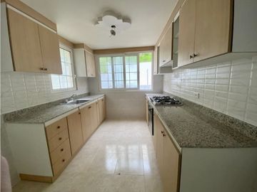 SE VENDE CASA DENTRO DE RESIDENCIAL EN BRISAS DEL GOLF $250,000