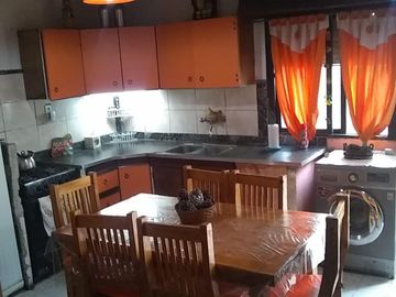 Vendo casa amplia más un Depto. en Merlo