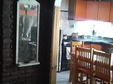Vendo casa amplia más un Depto. en Merlo