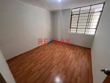 Esta casa de dos pisos más azotea en Venta ofrece una oportunidad excepcional tanto para vivienda como para inversión con una ubicación privilegiada.