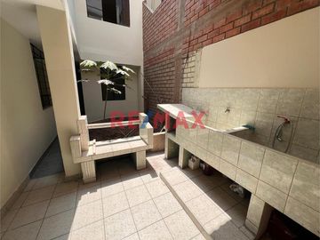 Esta casa de dos pisos más azotea en Venta ofrece una oportunidad excepcional tanto para vivienda como para inversión con una ubicación privilegiada.