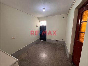 Esta casa de dos pisos más azotea en Venta ofrece una oportunidad excepcional tanto para vivienda como para inversión con una ubicación privilegiada.