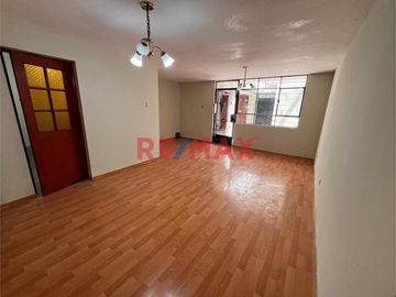 Esta casa de dos pisos más azotea en Venta ofrece una oportunidad excepcional tanto para vivienda como para inversión con una ubicación privilegiada.
