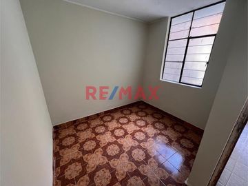 Esta casa de dos pisos más azotea en Venta ofrece una oportunidad excepcional tanto para vivienda como para inversión con una ubicación privilegiada.
