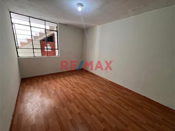 Esta casa de dos pisos más azotea en Venta ofrece una oportunidad excepcional tanto para vivienda como para inversión con una ubicación privilegiada.